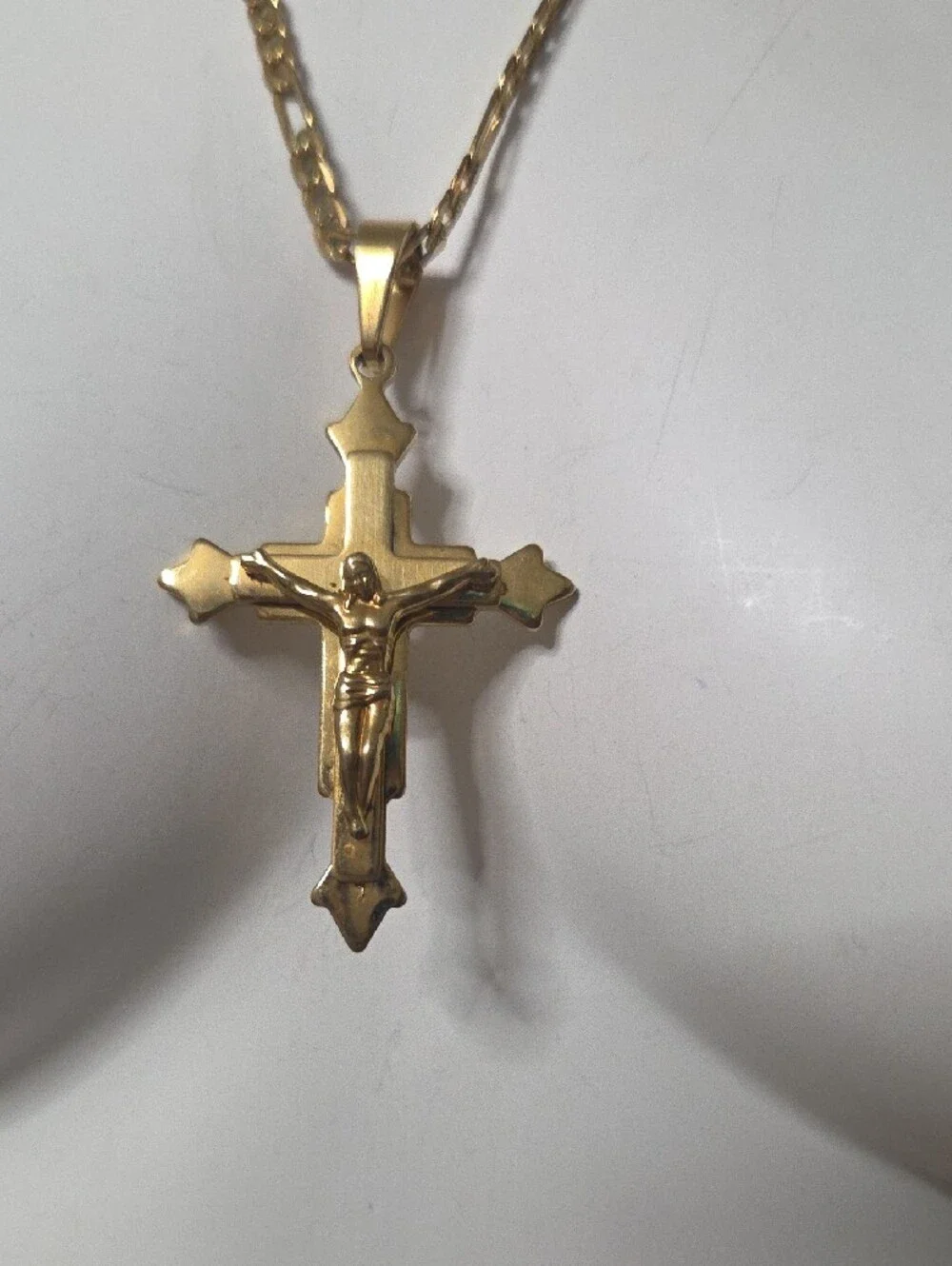 Stunning Gold-Toned Figaro Chain & Crucifix Cross Pendant Necklace! ✨